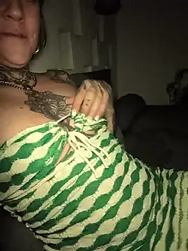 sarahpearlx's Live XXX Chat