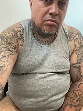 Auhenri25 Show in webcam