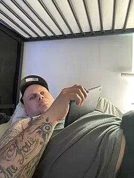 Auhenri25 webcam show