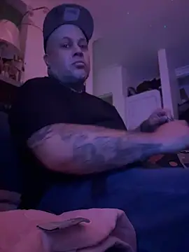 Auhenri25 Show in webcam