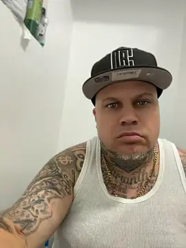 Auhenri25 Show in webcam