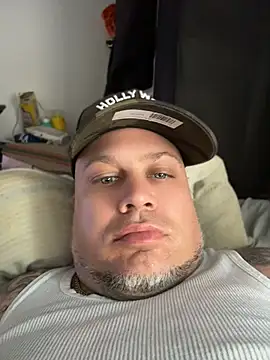 Auhenri25 Show in webcam