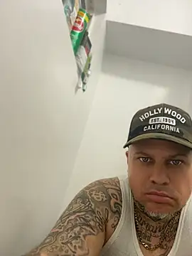 Auhenri25 Show in webcam