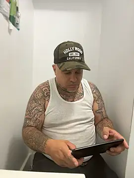 Auhenri25 Webcam Show
