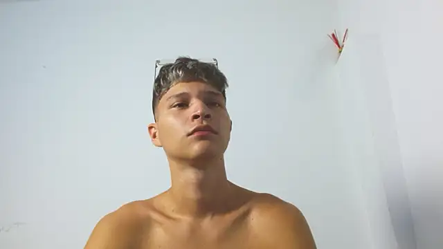 Twinkcock22 Show in webcam