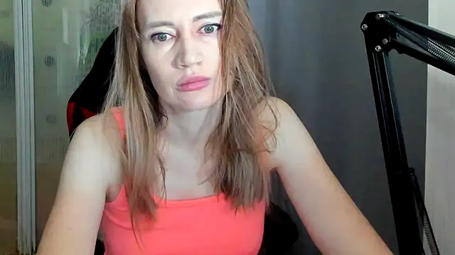 Chatroom XXX en direct de JessFoxxx