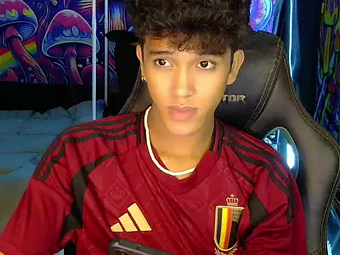 Show modela hugekenbigcock na web-kameri