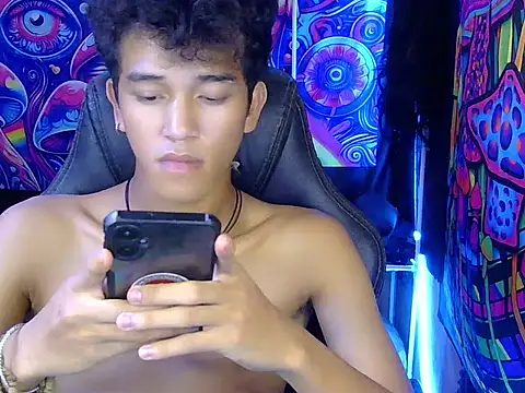 Show modela hugekenbigcock na web-kameri