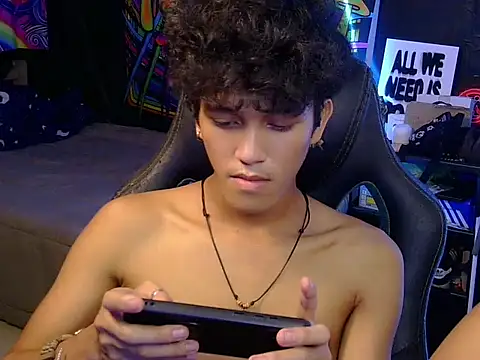 Show de hugekenbigcock na webcam