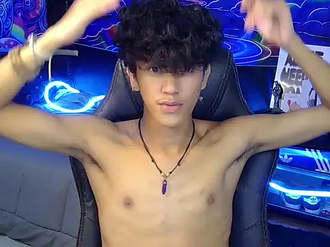 Show de hugekenbigcock na webcam