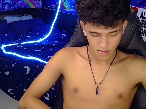 hugekenbigcock Show in webcam