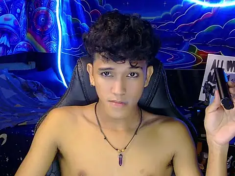 Show modela hugekenbigcock na web-kameri