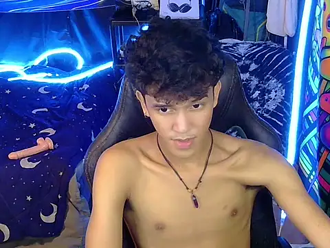 hugekenbigcock Show in webcam