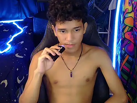 Show modela hugekenbigcock na web-kameri
