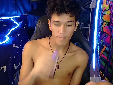 hugekenbigcock Show in webcam