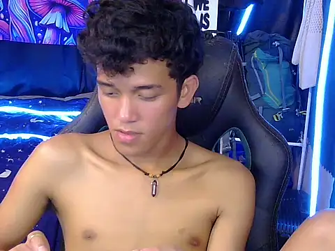 Show Webcam de hugekenbigcock