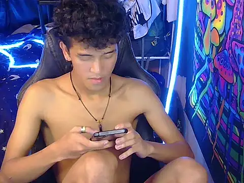 hugekenbigcock Show in webcam