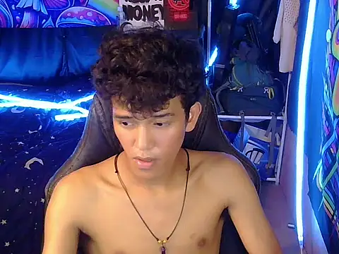 Show modela hugekenbigcock na web-kameri