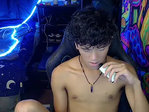Show Webcam de hugekenbigcock
