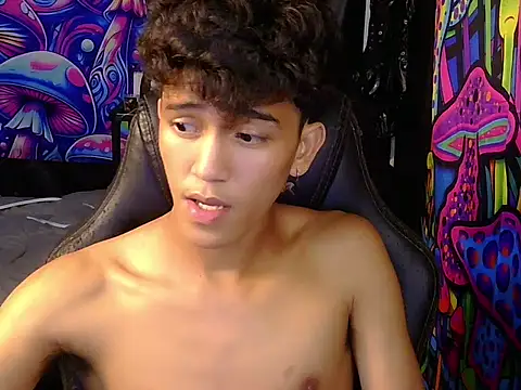 Show Webcam de hugekenbigcock