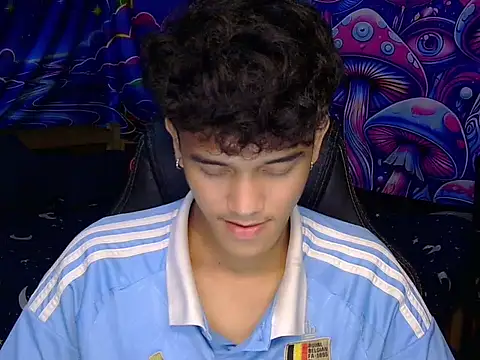 hugekenbigcock Show in webcam