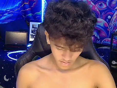 Show de hugekenbigcock na webcam