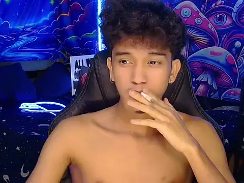 Show modela hugekenbigcock na web-kameri
