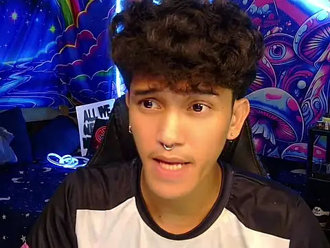 Show modela hugekenbigcock na web-kameri