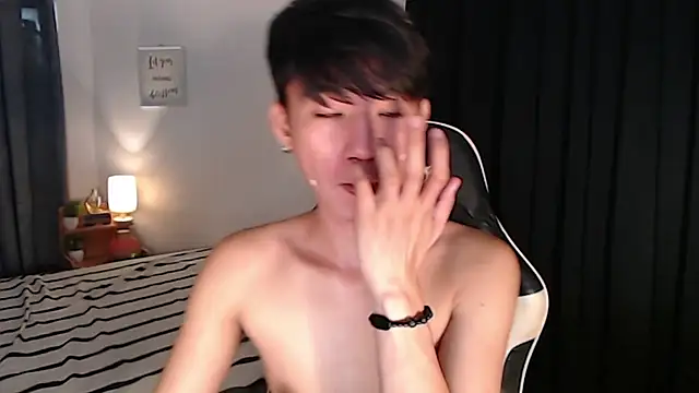 Pokazy przed kamerką – asian_dai