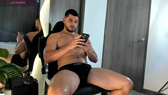 Dimitri_Bass: διαδικτυακό σόου στην κάμερα