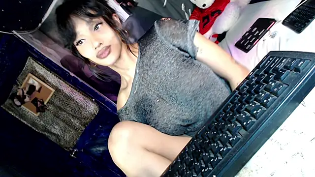 Pertunjukan Kamera Web itsmekarinaaa