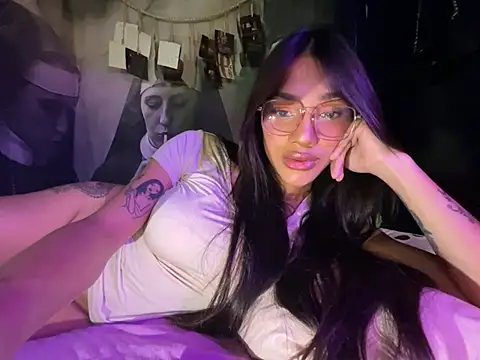Pertunjukan Kamera Web itsmekarinaaa