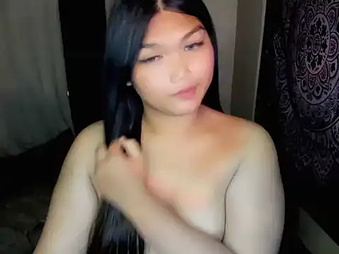 Lou_heart Show in webcam