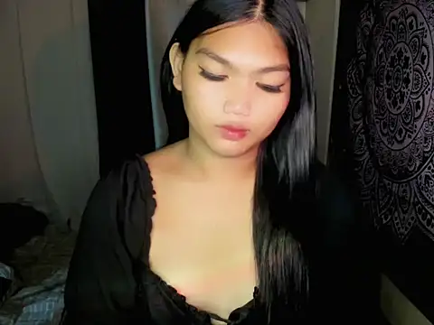 Lou_heart Show in webcam