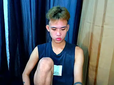 Show modela UrasianCummer02 na web-kameri