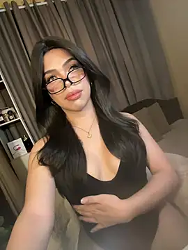 Pokazy przed kamerką – Nyxie_luxx