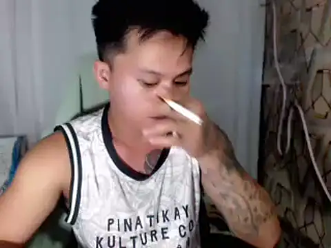 Pokazy przed kamerką – urhot_fucker999