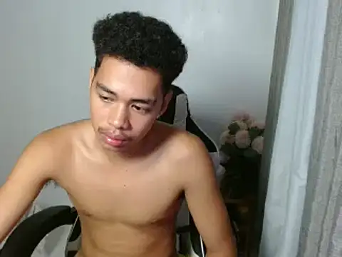 Pokazy przed kamerką – curlyasian_njxx
