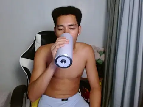Pokazy przed kamerką – curlyasian_njxx