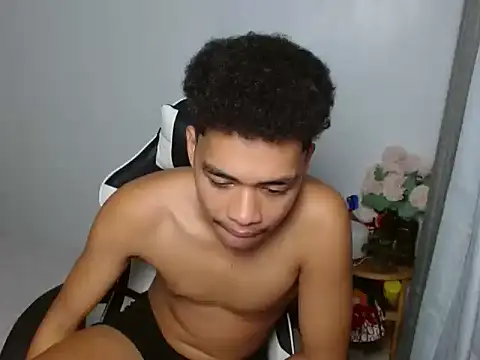Show modela curlyasian_njxx na web-kameri