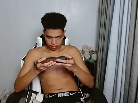 curlyasian_njxx élő XXX-chatje