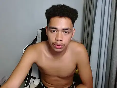 curlyasian_njxx élő XXX-chatje