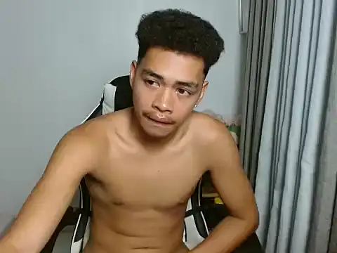 curlyasian_njxx Show in webcam