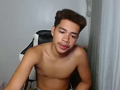 הופעת וובקאם של curlyasian_njxx