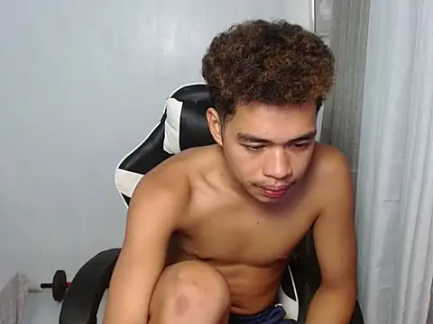 curlyasian_njxx Show Webcam