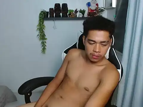 Pokazy przed kamerką – curlyasian_njxx