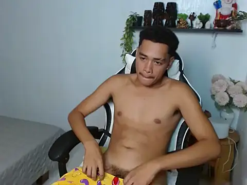 הופעת וובקאם של curlyasian_njxx