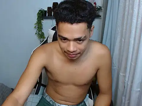 Pokazy przed kamerką – curlyasian_njxx