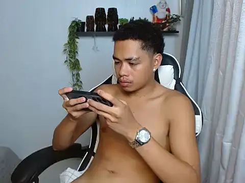 Pokazy przed kamerką – curlyasian_njxx