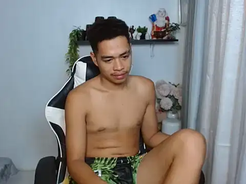 Pokazy przed kamerką – curlyasian_njxx